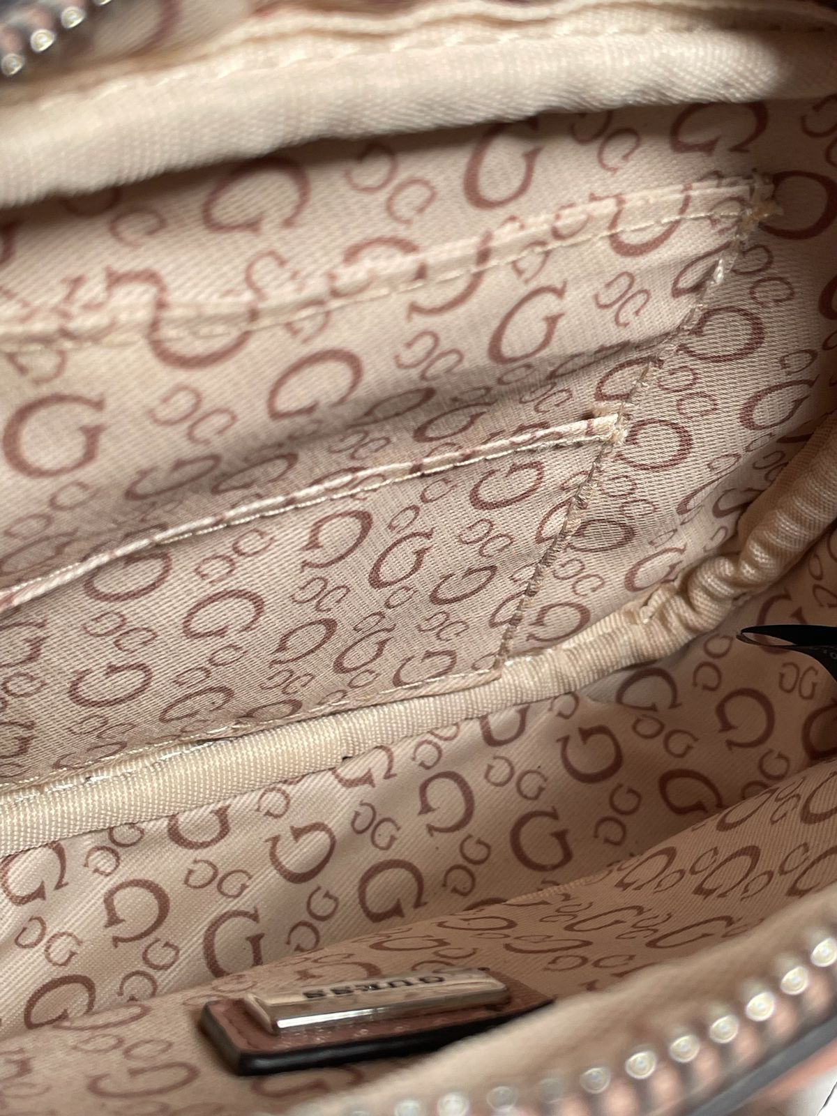 BOLSO GUESS CROSSBODY CON ESTAMPADO DE LA LETRA  OPCIONES: ROSA Y CAFE