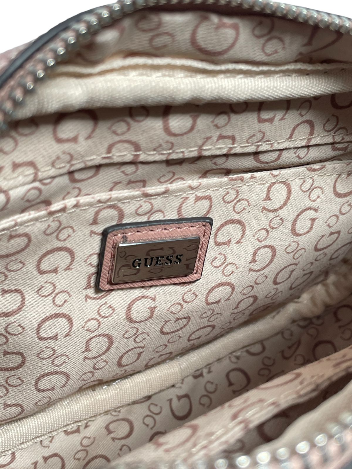 BOLSO GUESS CROSSBODY CON ESTAMPADO DE LA LETRA  OPCIONES: ROSA Y CAFE