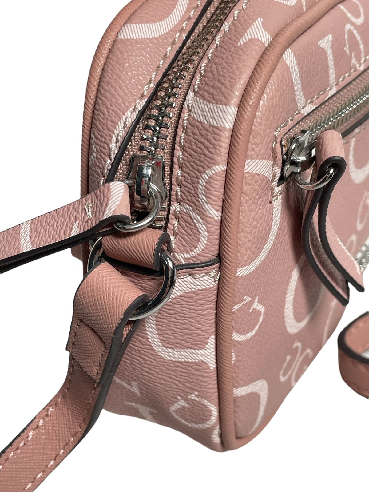 BOLSO GUESS CROSSBODY CON ESTAMPADO DE LA LETRA  OPCIONES: ROSA Y CAFE